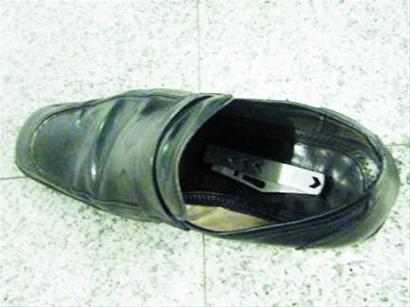 HI-PE把守青島機(jī)場(chǎng)安檢通道 藏刀男子傻了眼[圖]