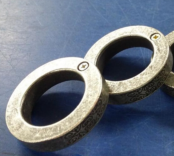 烏魯木齊機(jī)場(chǎng)：安檢通道攔截攻擊性拳刺“門(mén)氏扳指”[圖]