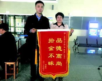 車站安檢門檢測很重要：女士將包遺落車站日照車站安檢處！