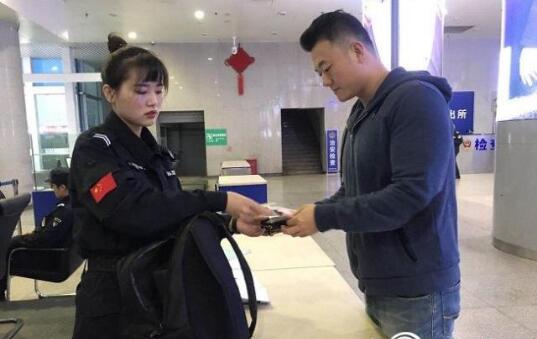 安檢門廠家：粗心乘客過(guò)安檢忘拿包安檢員緊急尋人送還！