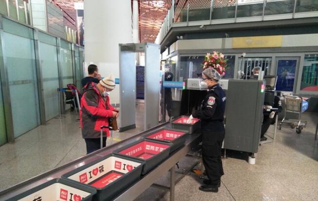 測(cè)溫安檢門(mén)：首都機(jī)場(chǎng)安保公司積極行動(dòng)開(kāi)展疫情防控工作