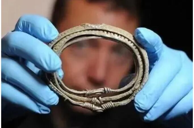 高性能金屬探測器探測到愛爾蘭胸針等維京寶藏.jpg 高性能金屬探測器探測到愛爾蘭胸針等維京寶藏.jpg